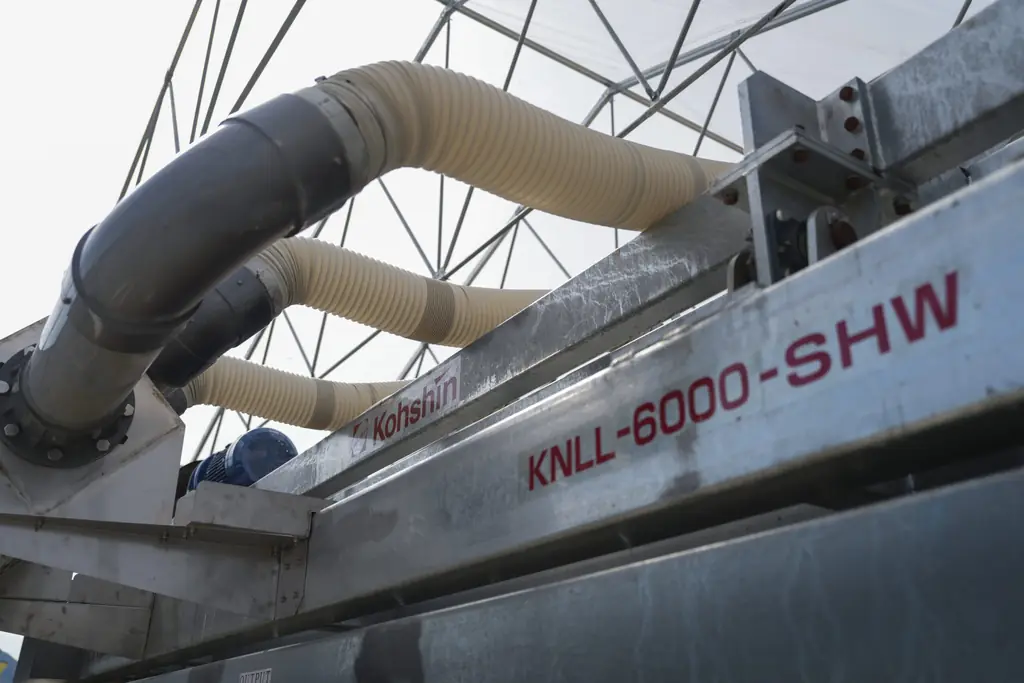Вузол скрубера на балці компостера з написом KNLL-6000-SHW і аспіраційними рукавами